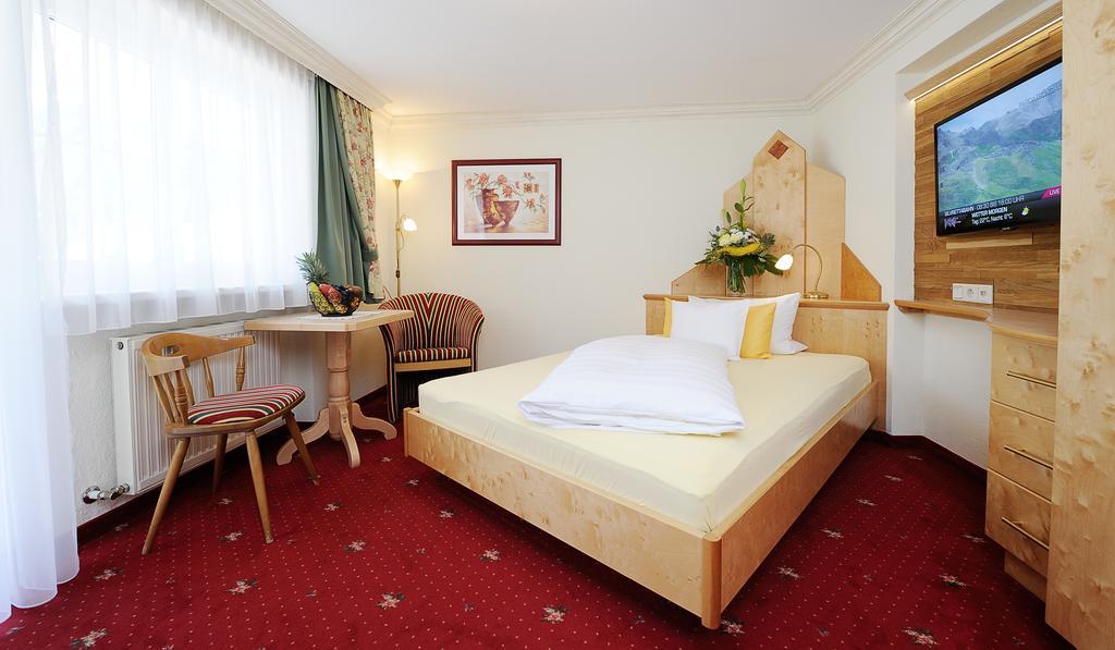 Hotel Jagerhof Ischgl Room photo